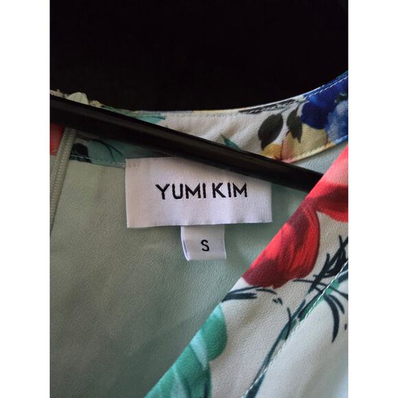 Yumi Kim Floral Lightweight Flowy V neck Romper size small - Picture 3 of 5